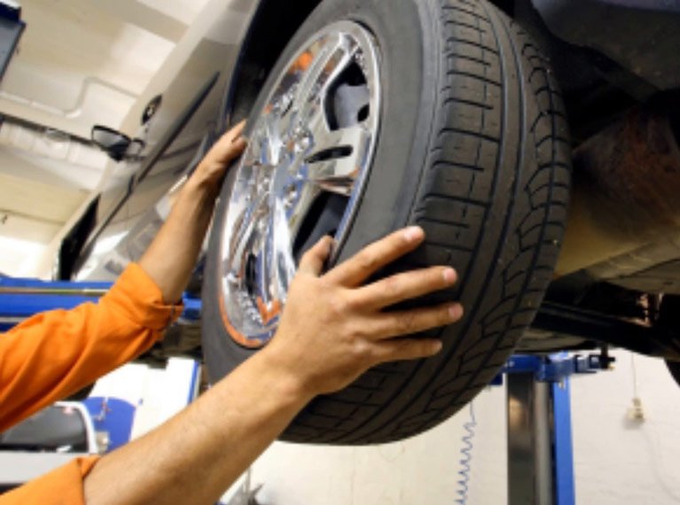 Mechanic providing car servicing near Darwin